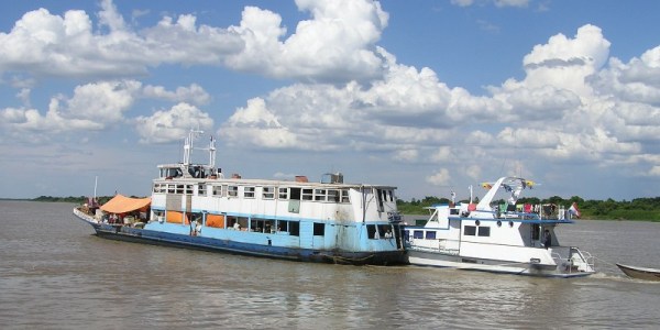 パラグアイ川を航行するアキダバン（左）